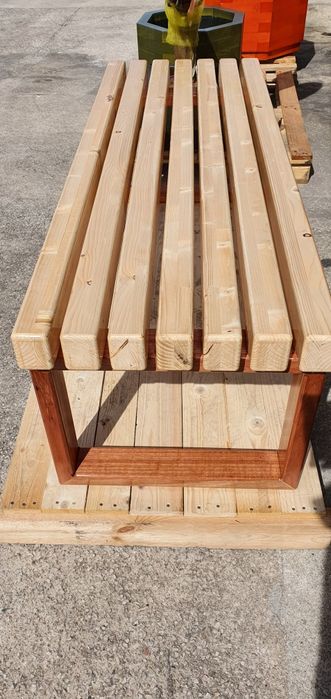 Banco de jardim em madeira