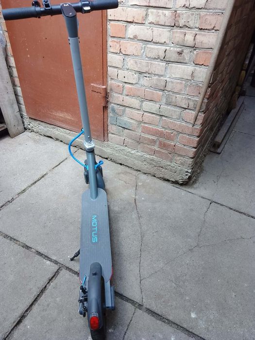 Продам електросамокат Motus Scooty 8,5 Lite