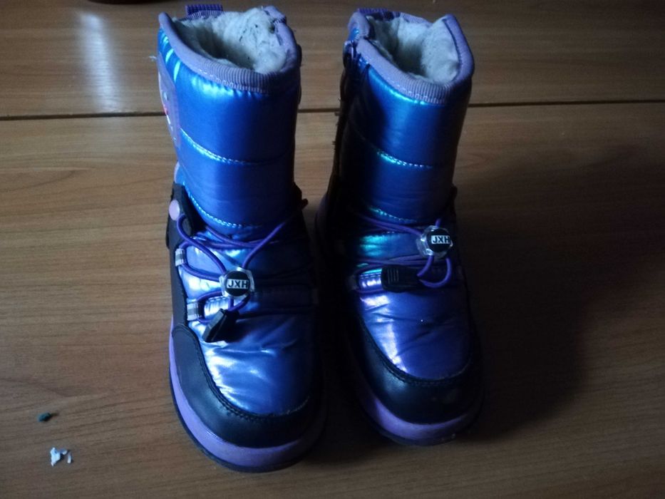 Безкоштовно віддаєм дитяче взуття джинси. По почті не висилаємо.