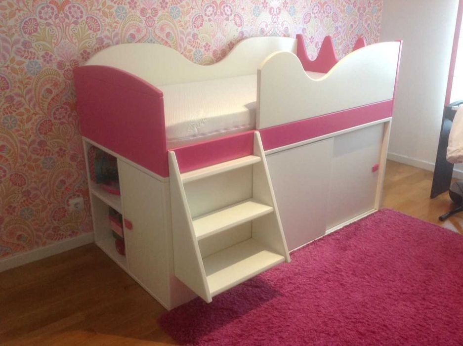 Cama de menina com armário e colchão