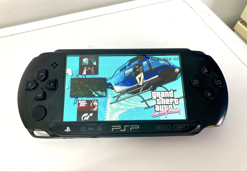 PSP E1004 + 5500 Jogos (Cartão 64GB) + Carregador