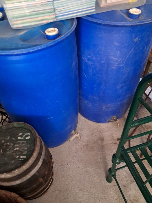 Bidons em plástico.