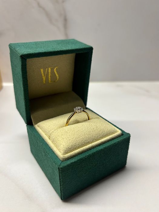 Złoty pierścionek z diamentem