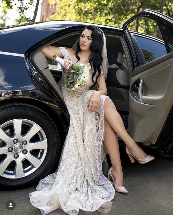 Блискуча весільна сукня кольору айворі