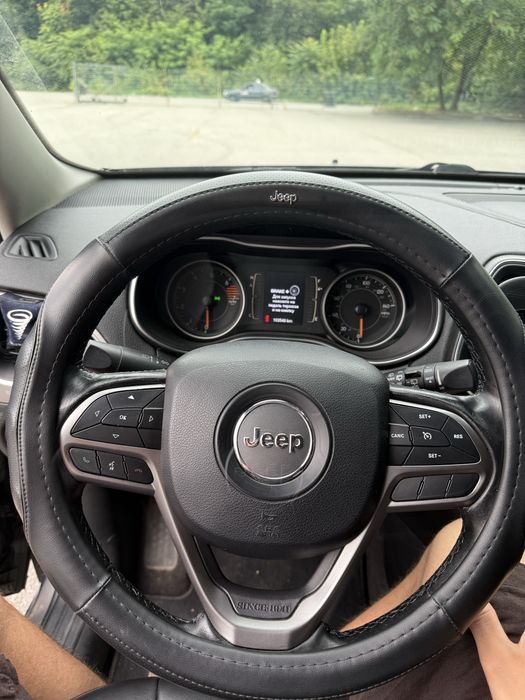 Продам свій автомобіль Jeep Cheeroke 2019