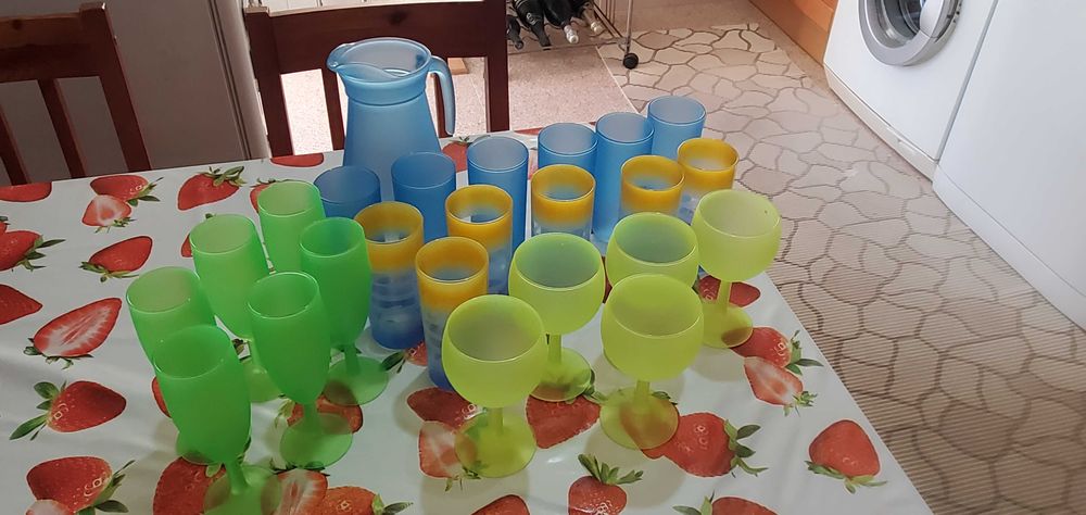 Conjunto de Copos Coloridos, com Jarro. COMO NOVOS