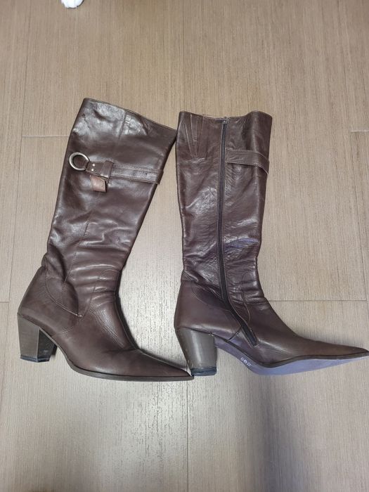 Botas em pele castanhas