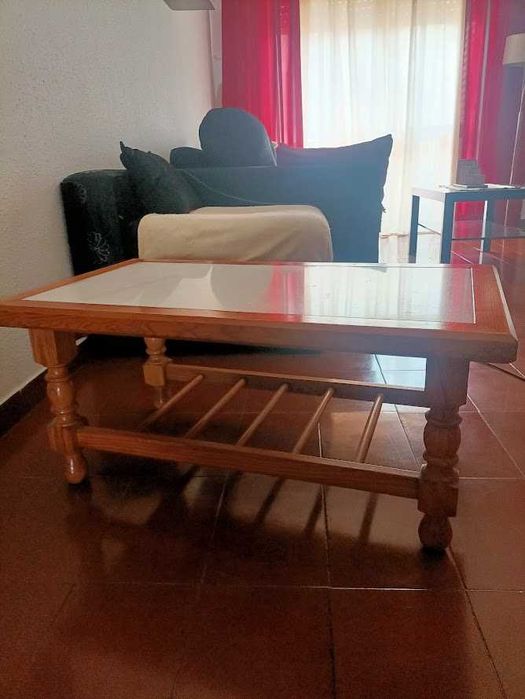 Mesa de centro em madeira com tampo em mármore