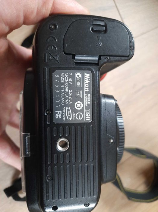 Зеркальный фотоапарат Nikon D90