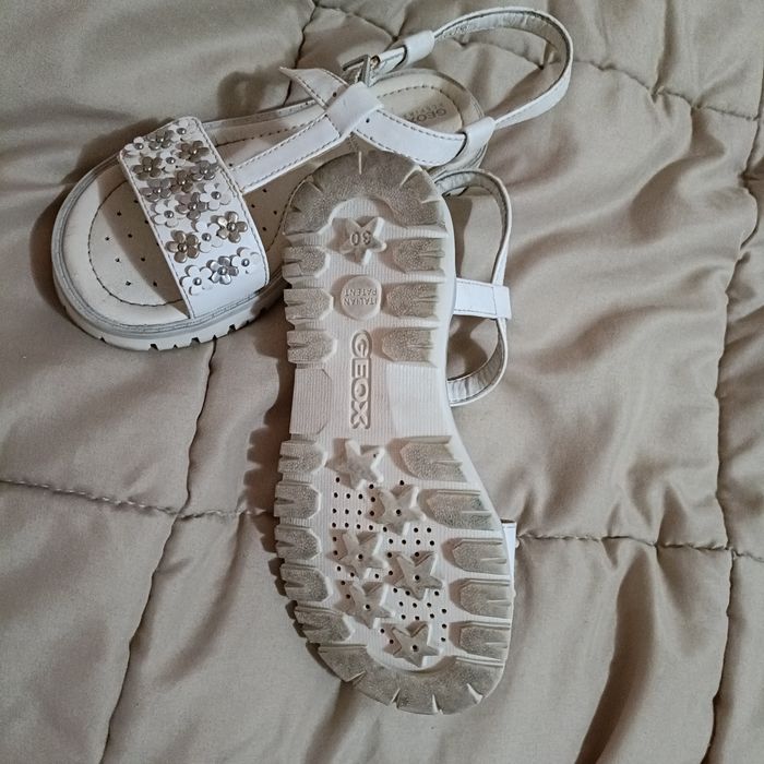Sandálias menina n30. 10€  GEOX