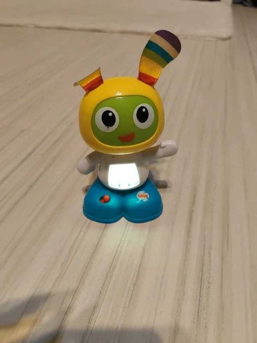 Interaktywny robot BeBo od marki Fisher Price.