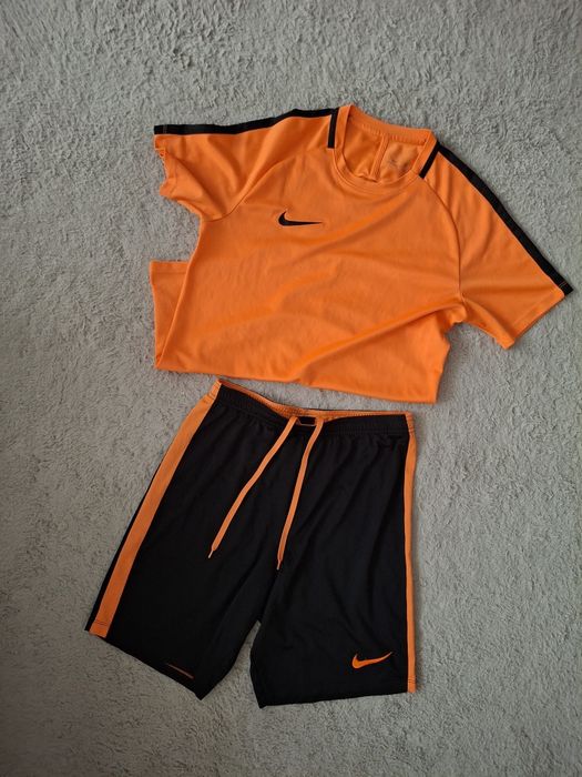 Sportowy zestaw Nike, spodenki i koszulka