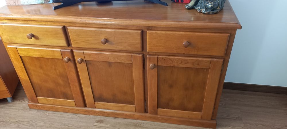 Aparador em madeira em otimo estado 1.51c×47l×83a