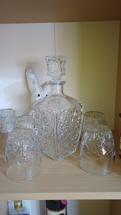 Jarro e copos de whisky