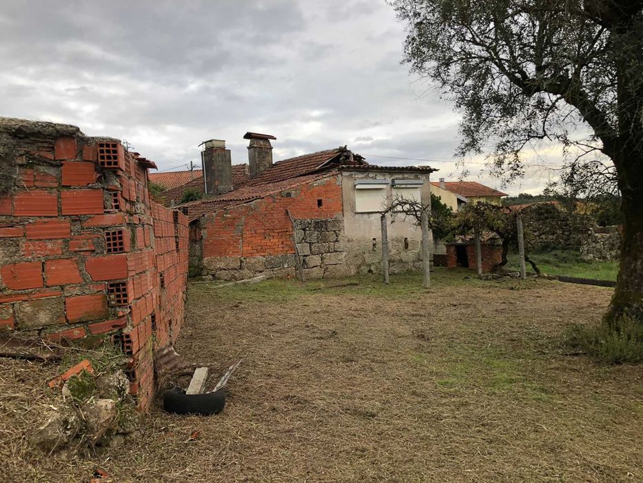 Casa rústica de aldeia com terreno, para reconstrução/remodelação.