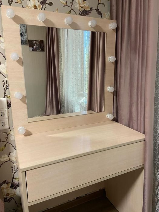 Столик для макіяжу