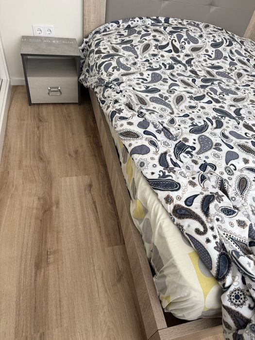 Cama de casal cinzenta