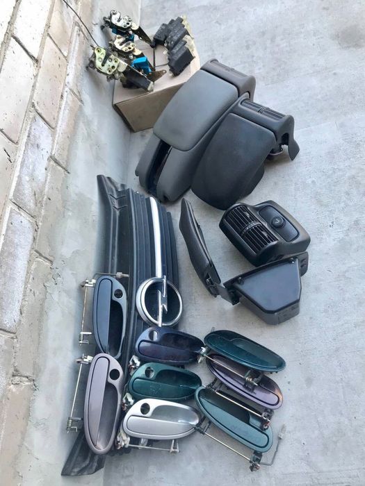 Дефлекторы. Замок дверной. Крышка подлокотника.Opel Omega B.