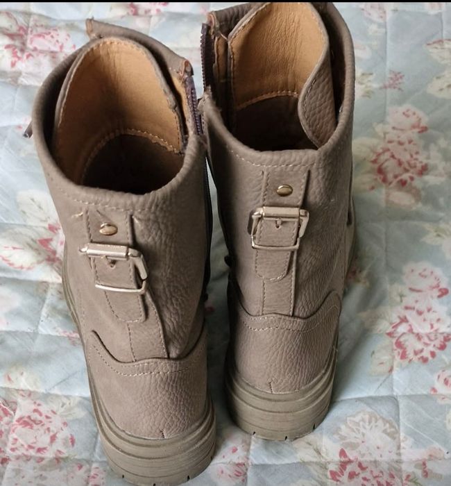 Vendo botas em otimo estado tipo militar