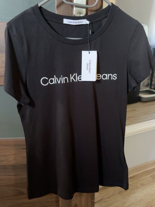 Nowa oryginalna T-Shirt Calvin Klein Jeans, rozmiar S, nowy z metką, klasyczny pomadczasowy fason, wysokiej jakości materiał, duże logo z przodu.