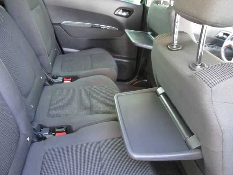 Peugeot 5008 1.6 HDi, 7L, automática, rodas 17 Teto Panorâmico, DVD