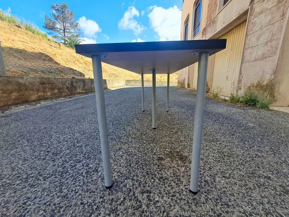 Mesas escolares usadas na formação crianças jovens ATL Centro Estudos