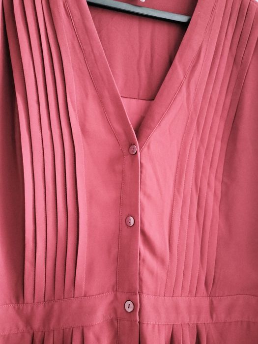 Śliczna damska sukienka z długim rękawem