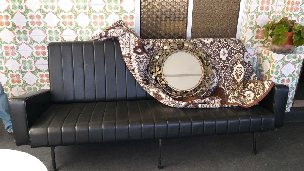 sofá preto em pele ,cabedal