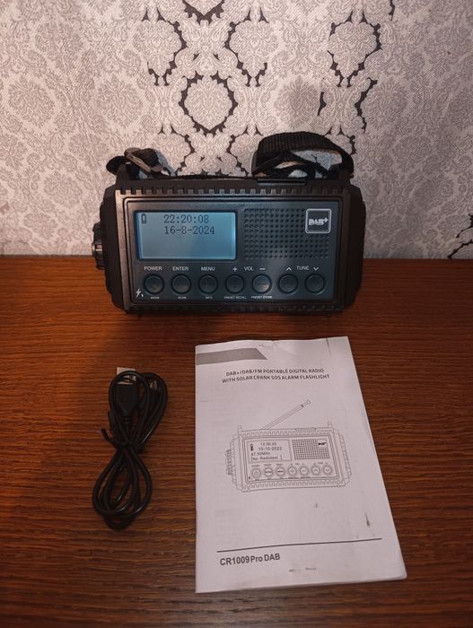 Przenośne radio z panelem słonecznym