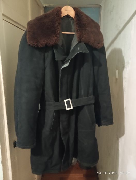 Бушлат демисезонный черного цвета длинный.