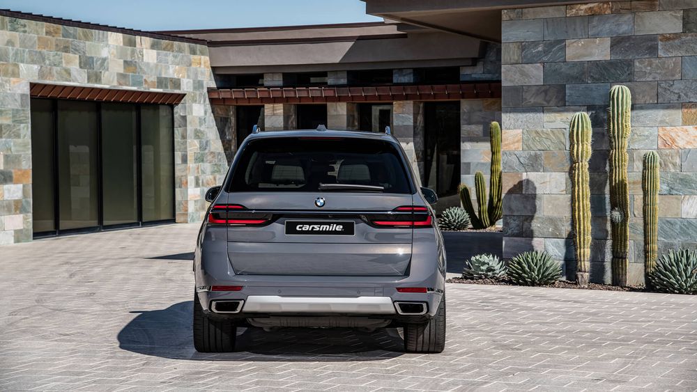 BMW X7 szare od tyłu