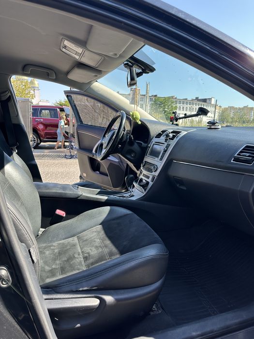 Продам автомобіль Toyota Avensis 2012р газ/бензин