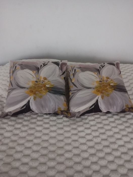 Duas almofadas estampada com flor. 40*40 cm