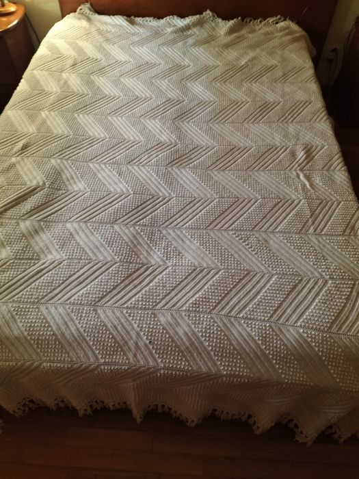 Colcha de cama bordada a mão