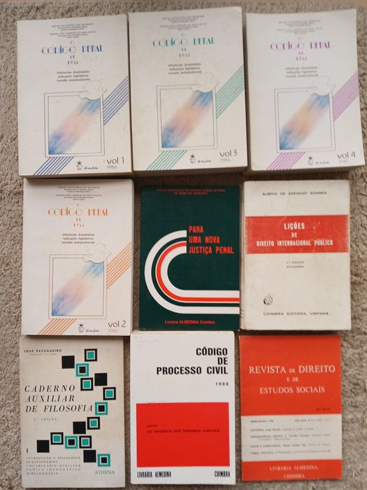 Lote de livros de direito