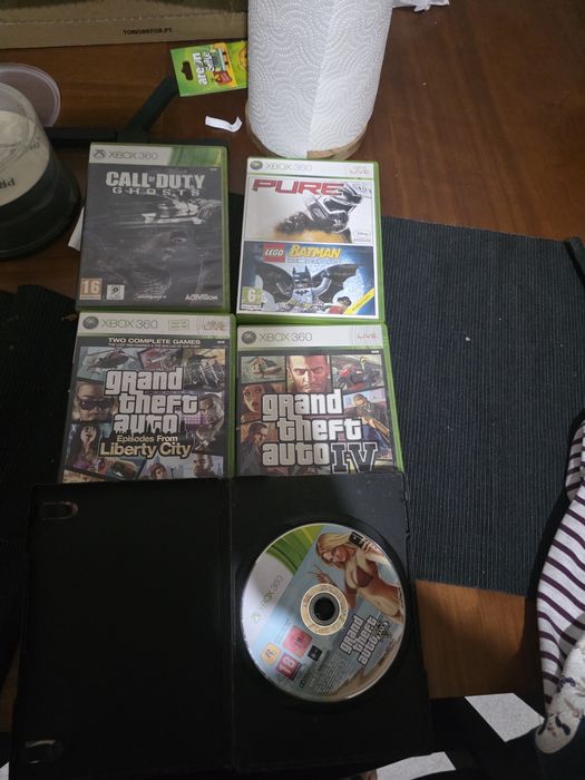 Lote 2x Xbox 360 (Fat + E) + 3 Comandos + Jogos Vários (GTA V, COD, Forza)