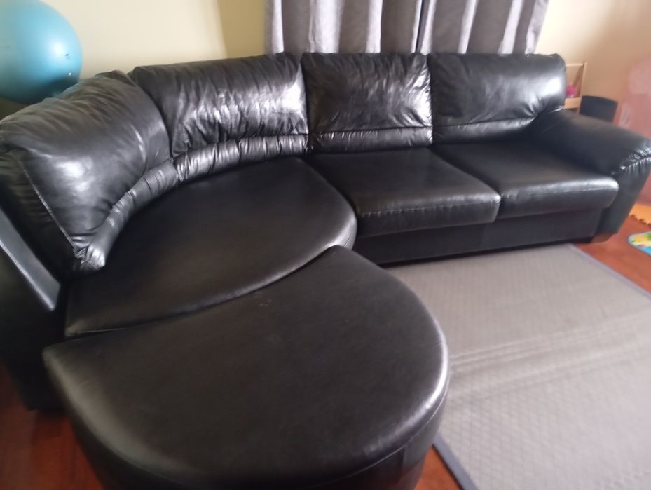 Sofá grande preto resistente