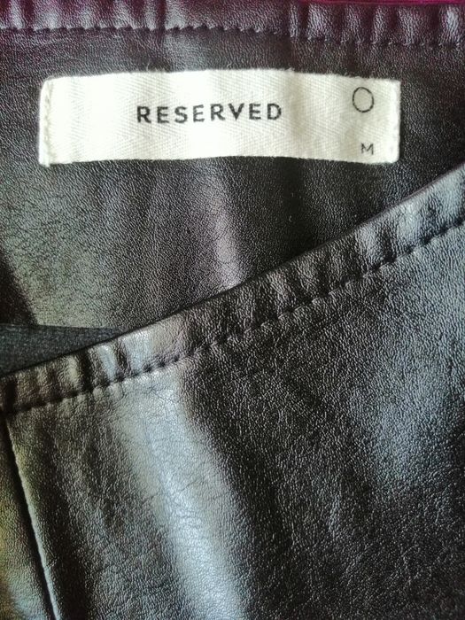 Czarna skórzana spódniczka mini Reserved
