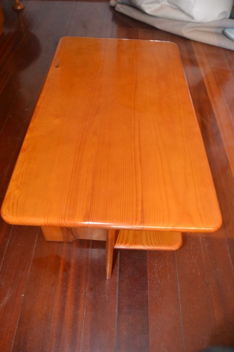 Móvel de sala e mesa de centro em madeira