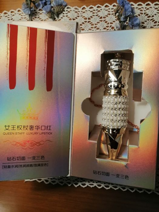 Batom lindérrimo com três tonalidades diferentes