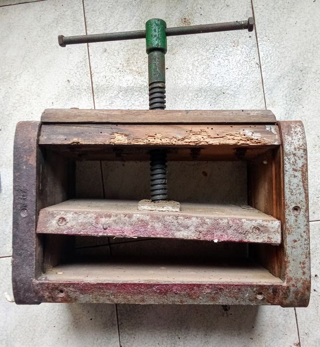Prensa em madeira