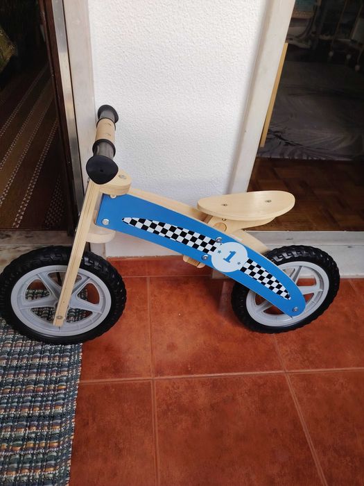 Uma bicicleta nova da criança
