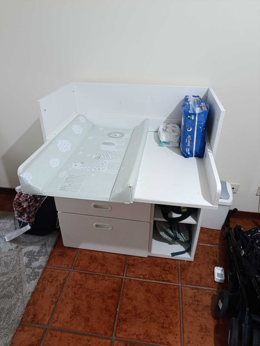 Trocador Ikea com gavetas + carrinho