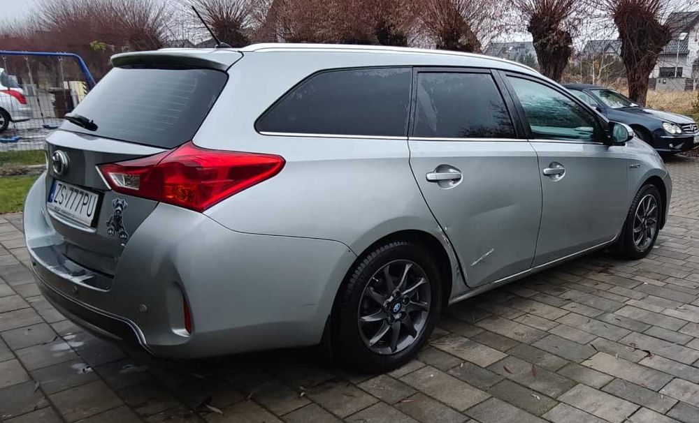 Toyota Auris kombi 1.8 hybrid