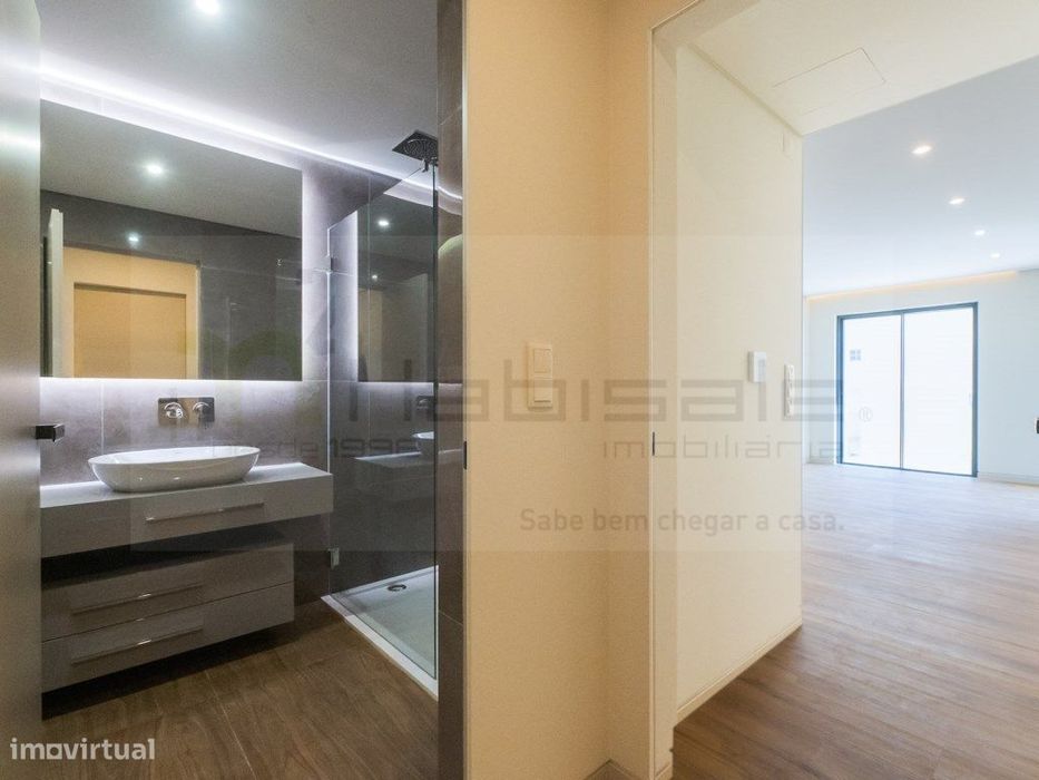 T2 com Terraço e Box em Condomínio de Luxo com Piscina, Ginásio e S...