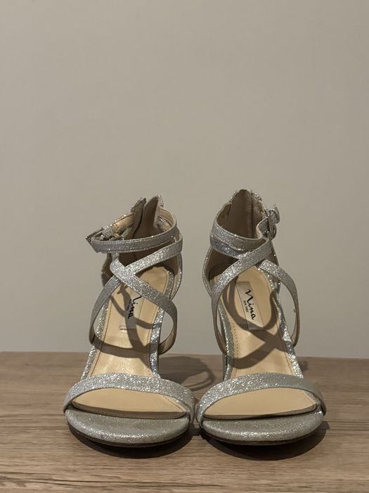 Nina New York Silver Glitter Rhinestone Strappy Flared Block Heel Sandals buty na obcasie