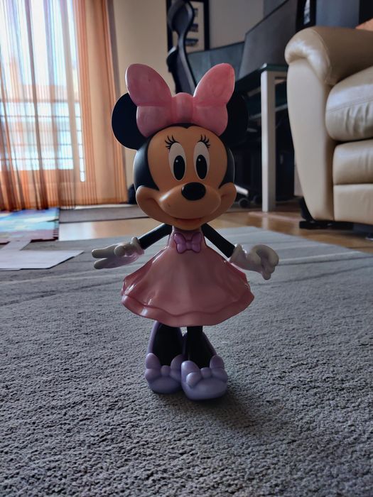 Boneca interactiva Minnie Mouse com música e varinha mágica