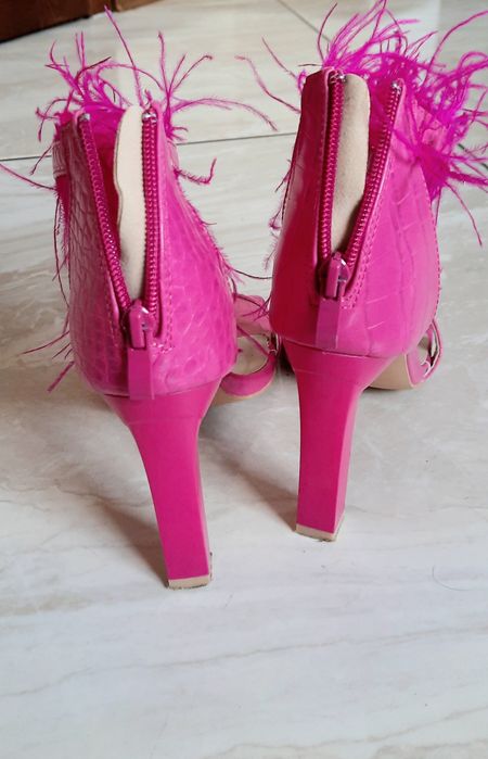 Buty na obcasie ozdobione piórami