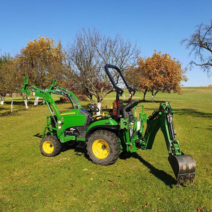 traktor John Deere 2025R z 2022r