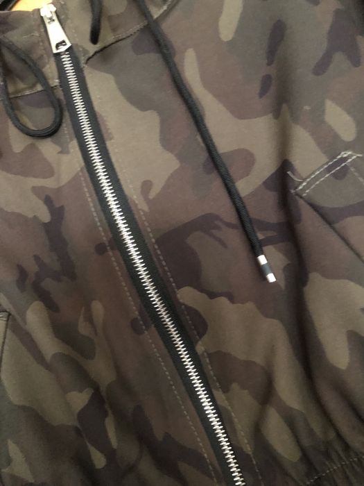 Conjunto casaco e calça cargo cor tropa